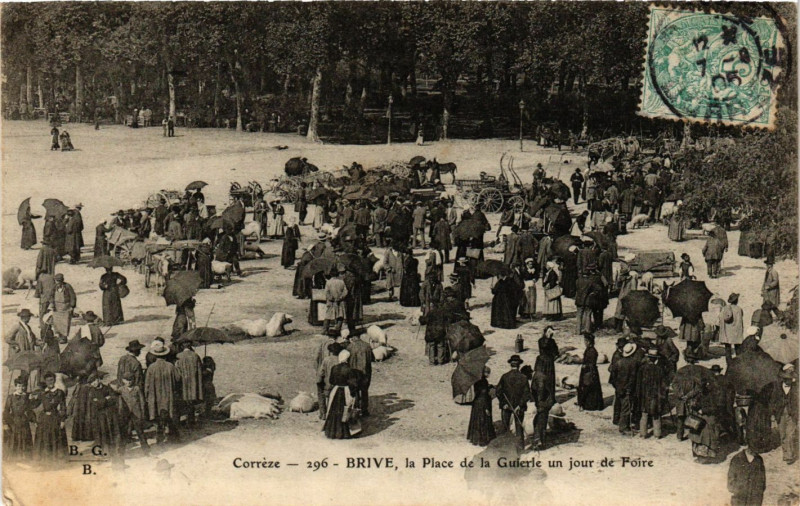 Carte postale ancienne Brive - La Place de la Guierle un jour de Foire
