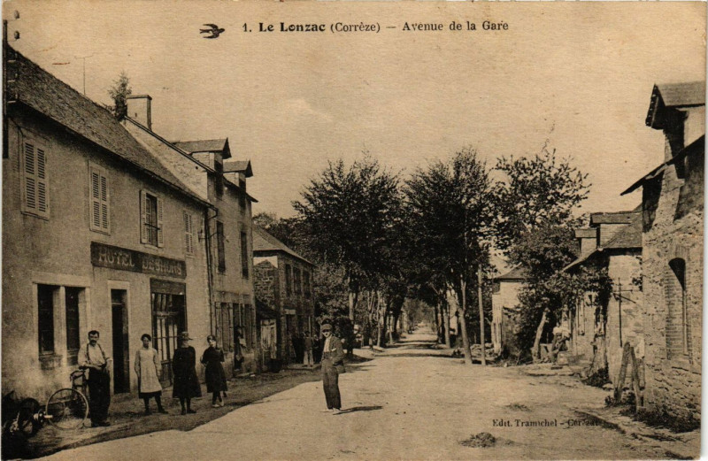 Carte postale ancienne Le Lonzac - Avenue de la Gare au Lonzac