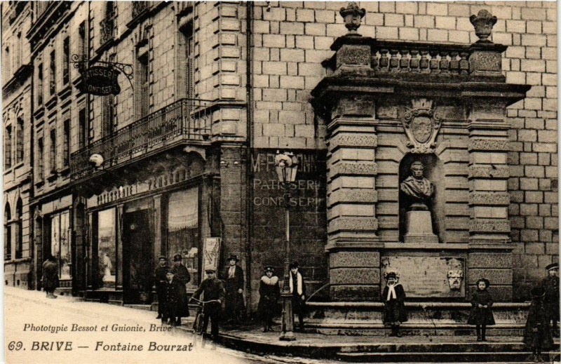 Carte postale ancienne Brive - Fontaine Bourzat