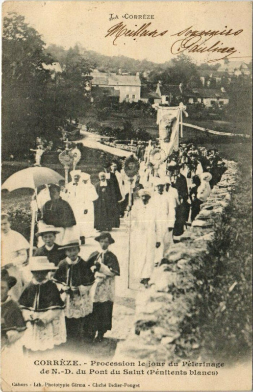 Carte postale ancienne Correze Procession le jour du Pélérinage de N.-D. du Pont du Salut à Corrèze