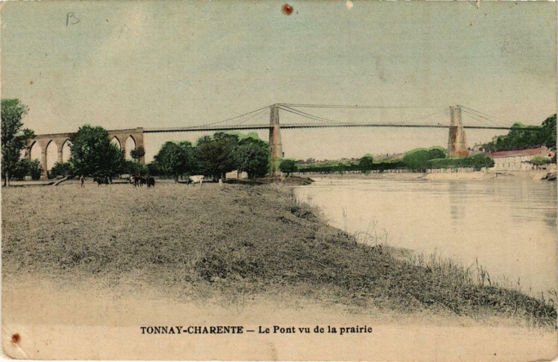 Carte postale ancienne Tonnay-Charente Le Pont vu de la prairie à Tonnay-Charente