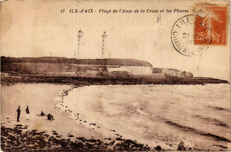 Carte postale ancienne Plage de l'Anse de la Croix et les Phares à Île-d'Aix