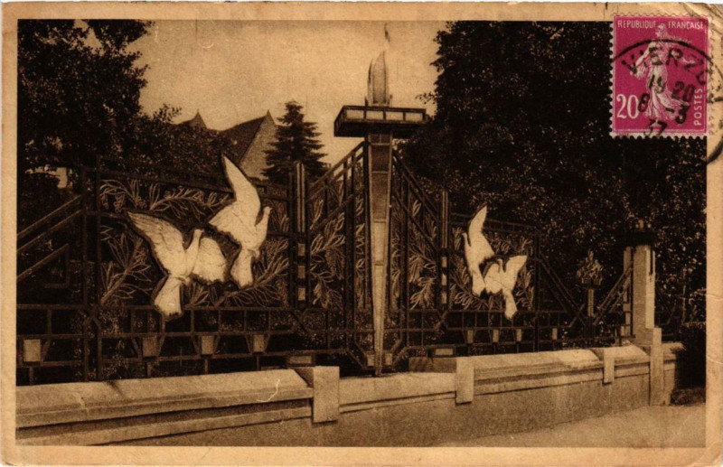 Carte postale ancienne Vierzon. Motif de la Grille du Monument aux Morts