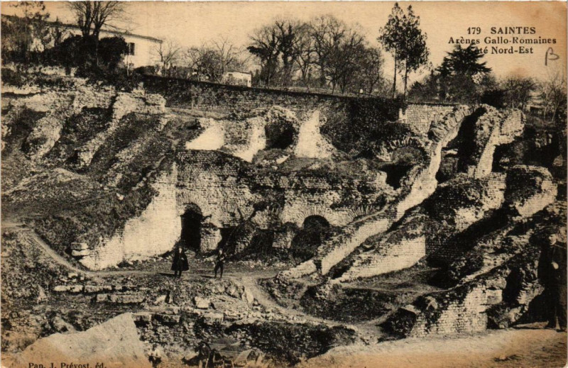 Carte postale ancienne Saintes Arenes Gallo Romaines à Saintes