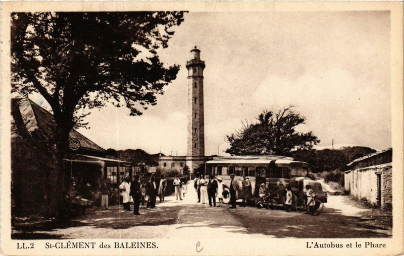 Carte postale ancienne Saint-Clement-des-Baleines. Autobus et le Phare