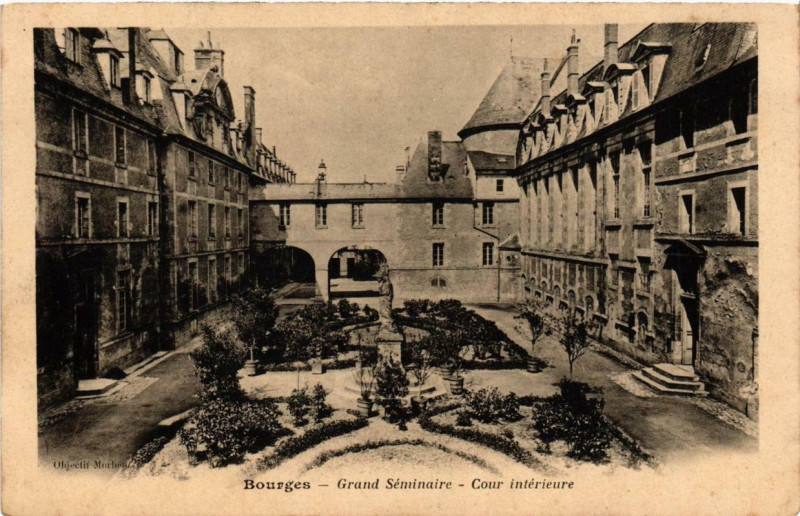 Carte postale ancienne Bourges Grand Séminaire-Cour intérieure