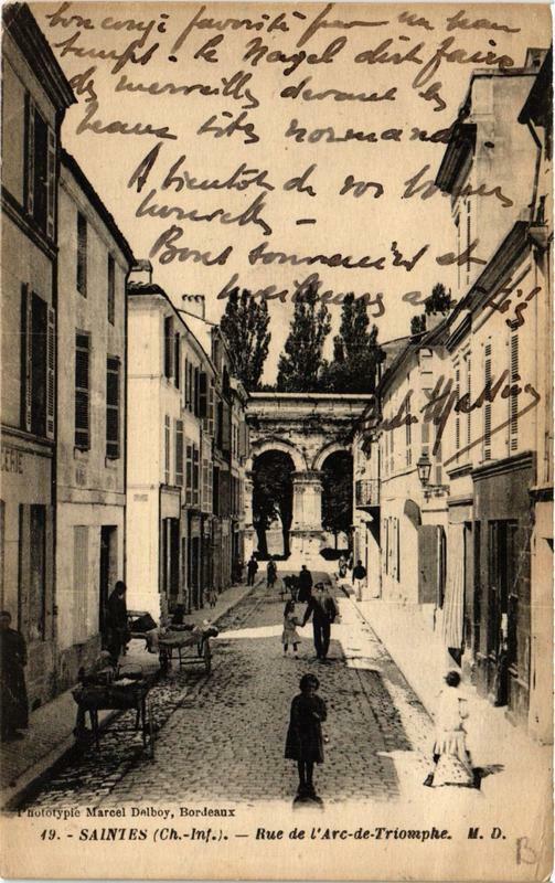 Carte postale ancienne Saintes Rue de l'Arc de Triomphe à Saintes