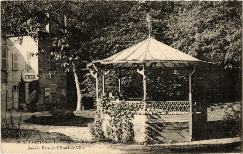 Carte postale ancienne Surgeres Le Kiosque de Musique dans le Parc de l'Hotel de Ville à Surgères