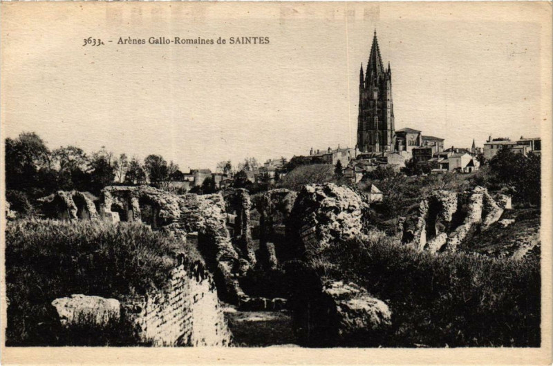 Carte postale ancienne Saintes Arenes Gallo Romaines à Saintes