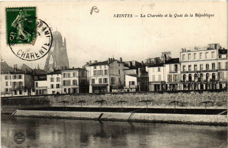 Carte postale ancienne Saintes La Charente et le Quai de la République à Saintes