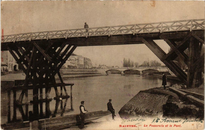 Carte postale ancienne Saintes La Passerelle et le Pont à Saintes