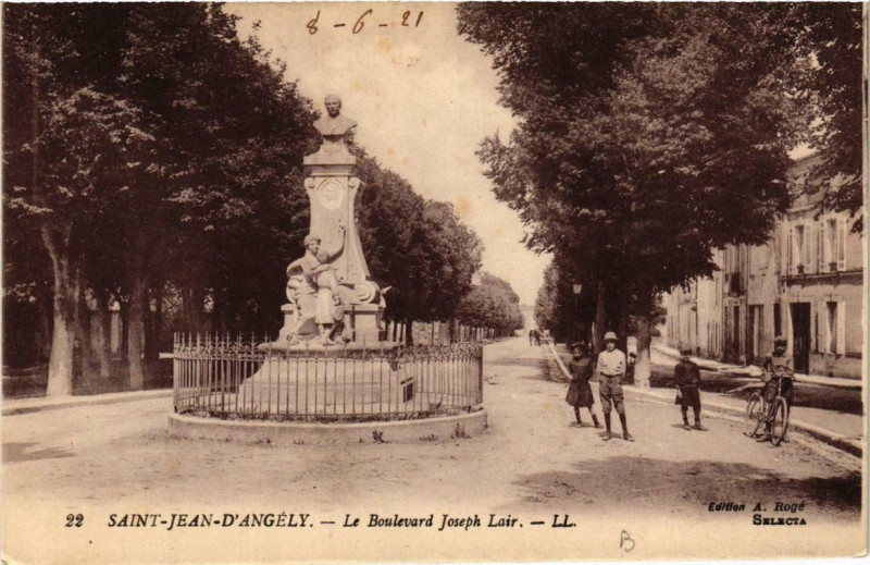 Carte postale ancienne Saint-Jean-d'Angely Le Boulevard Joseph Lair à Saint-Jean-d'Angély