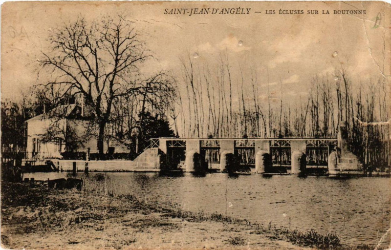 Carte postale ancienne Saint-Jean-d'Angely Les Ecluses sur la Boutonne à Saint-Jean-d'Angély