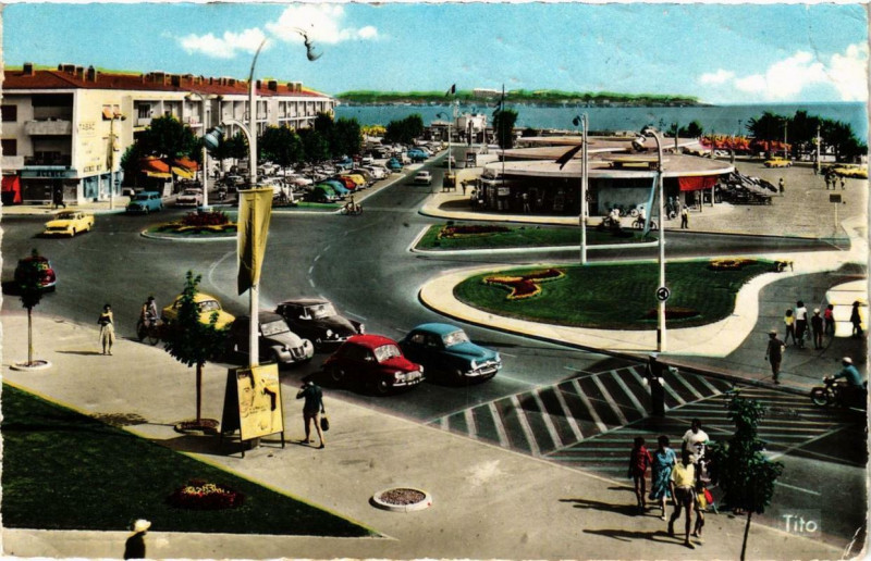 Carte postale ancienne Royan Rond Point de la Poste. Boulevard de la Grandiere à Royan
