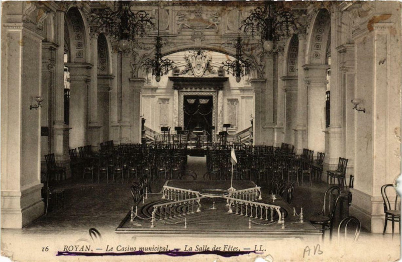 Carte postale ancienne Royan Le Casino municipal-La Salle des Fetes à Royan
