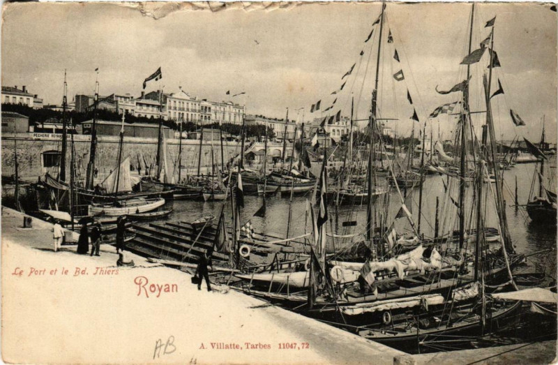 Carte postale ancienne Royan Le Port et le Boulevard Thiers à Royan
