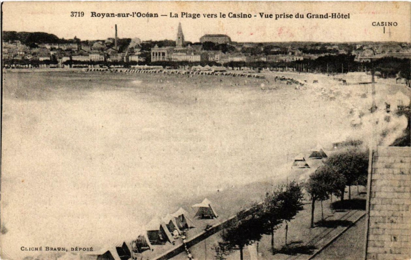 Carte postale ancienne Royan sur l'Ocean-La Plage vers le Casino-Vue prise du Grand Hotel à Royan