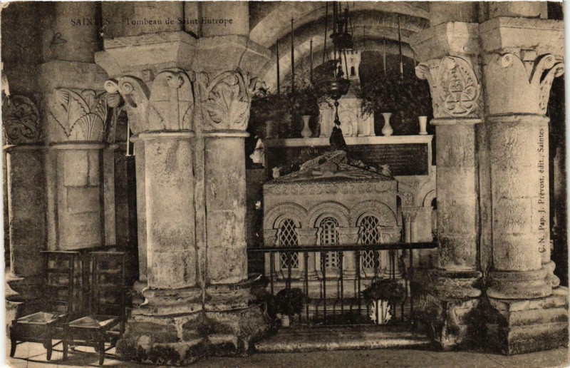 Carte postale ancienne Saintes Tombeau de Saint-Eutrope à Saintes
