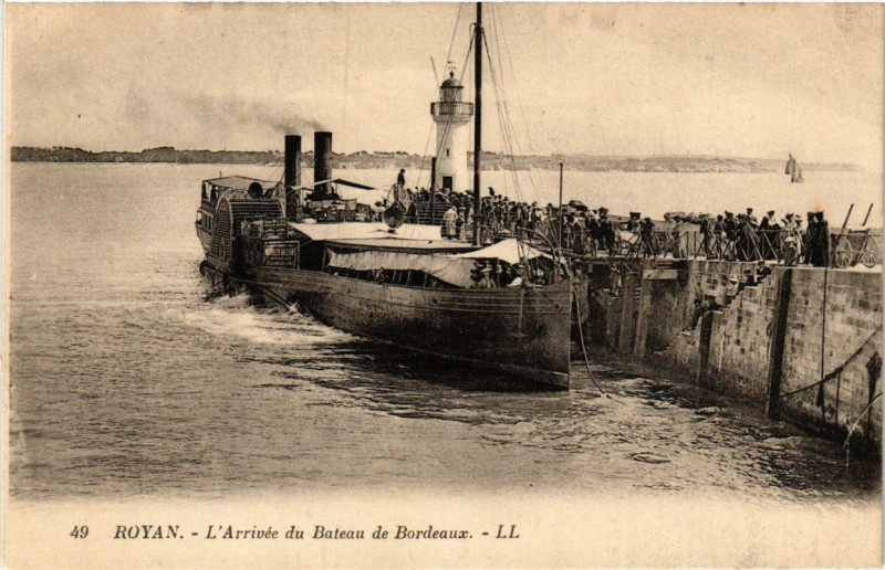 Carte postale ancienne Royan Arrivée du Bateau de Bordeaux à Royan
