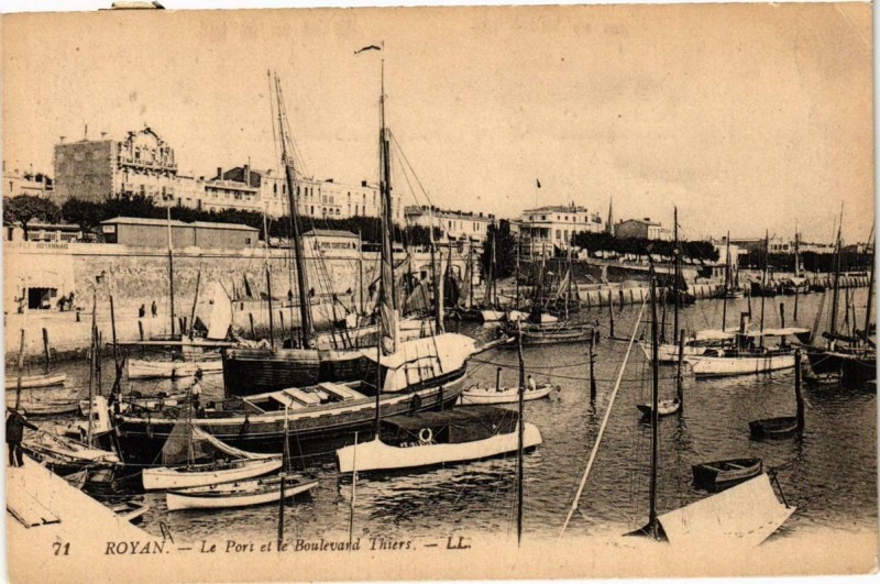 Carte postale ancienne Royan Le Port et le Boulevard Thiers à Royan