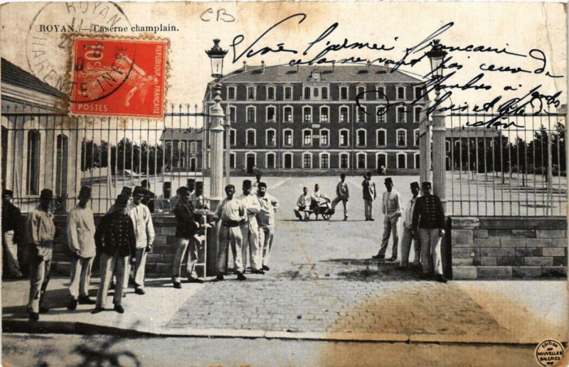 Carte postale ancienne Royan Caserne champlain à Royan