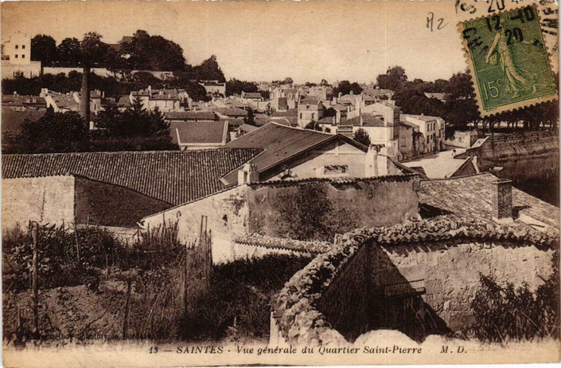 Carte postale ancienne Saintes Vue générale du Quartier Sainte Pierre à Saintes