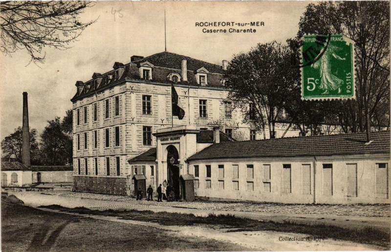 Carte postale ancienne Rochefort-sur-Mer Caserne Charente à Rochefort