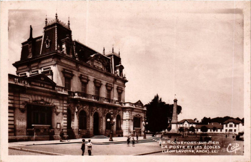 Carte postale ancienne Rochefort-sur-Mer La Poste et les Ecoles à Rochefort