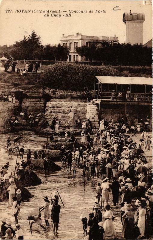 Carte postale ancienne Royan Concours de Forts au Chay à Royan