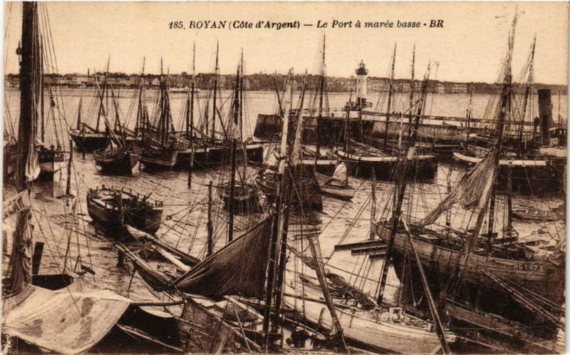 Carte postale ancienne Royan Le Port a marée basse à Royan