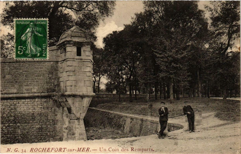Carte postale ancienne Rochefort-sur-Mer Un Coin des Remparts à Rochefort