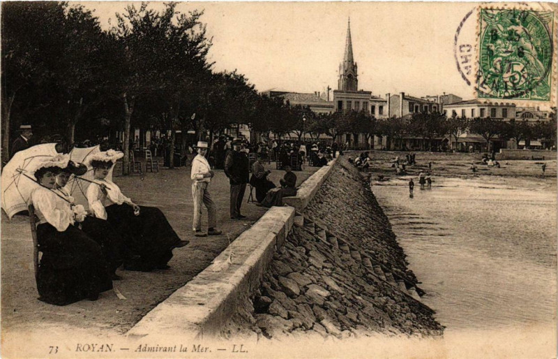 Carte postale ancienne Royan Admirant la Mer à Royan