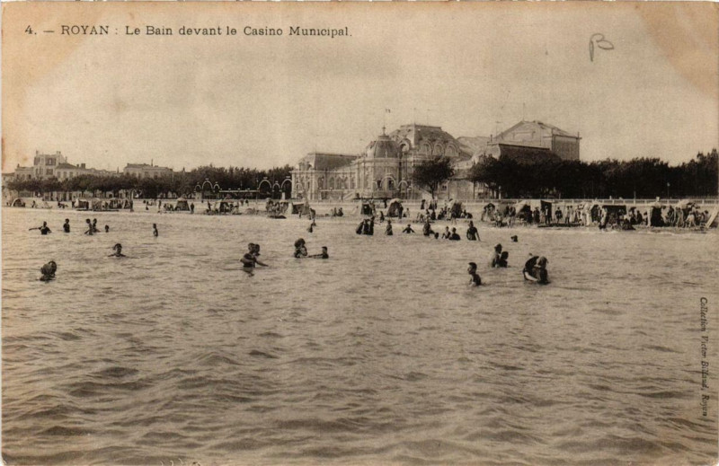 Carte postale ancienne Royan Le Bain devant le Casino Municipal à Royan