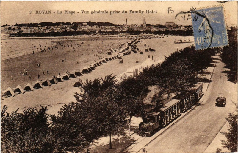 Carte postale ancienne Royan La Plage - Vue générale prise du Family Hotel à Royan