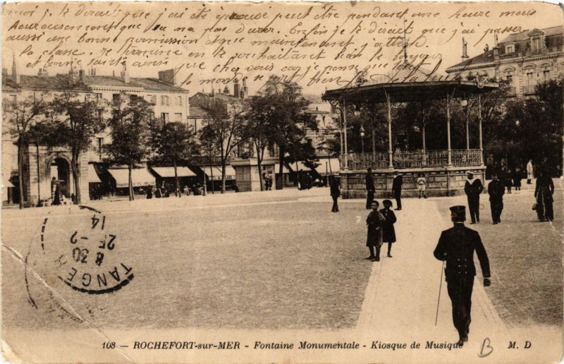 Carte postale ancienne Rochefort-sur-Mer Fontaine Monumentale. Kiosque de Musique à Rochefort