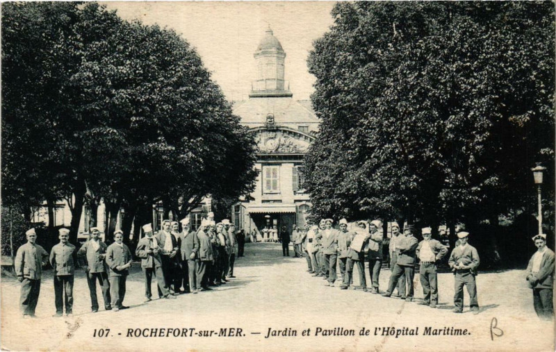Carte postale ancienne Rochefort-sur-Mer Jardin et Pavillon de l'Hopital Maritime à Rochefort