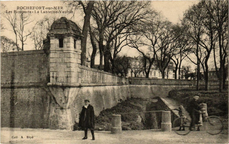 Carte postale ancienne Rochefort-sur-Mer Les Remparts. La Lanterne Vauban à Rochefort
