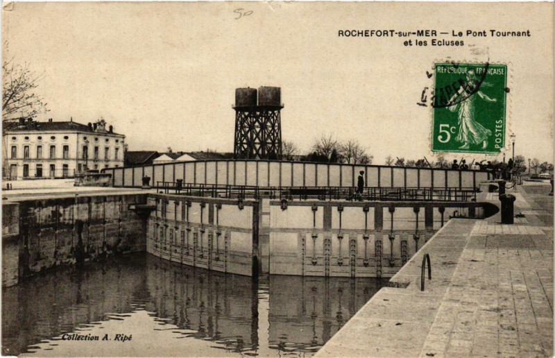 Carte postale ancienne Rochefort-sur-Mer Le Pont Tournant et les Ecluses à Rochefort