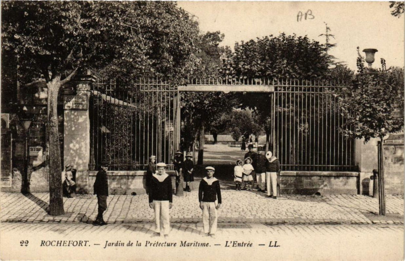 Carte postale ancienne Rochefort-sur-Mer Jardin de la Préfecture Maritime. Entrée à Rochefort