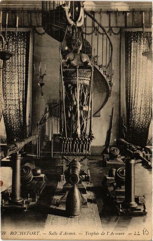 Carte postale ancienne Rochefort-sur-Mer Salle d'Armes. Trophée de l'Armure à Rochefort