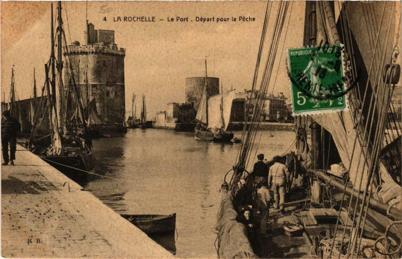 Carte postale ancienne La Rochelle Le Port. Départ pour la Peche à La Rochelle