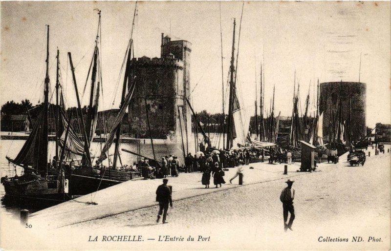 Carte postale ancienne La Rochelle Entrée du Port à La Rochelle