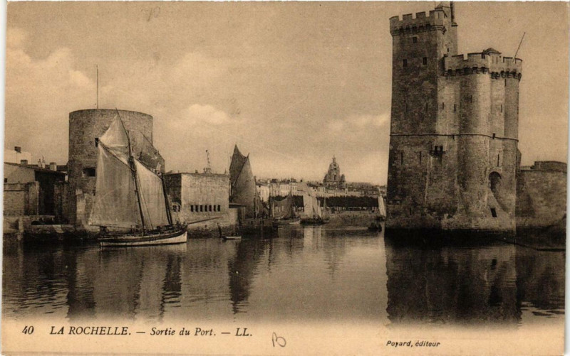 Carte postale ancienne La Rochelle Sortie du Port à La Rochelle