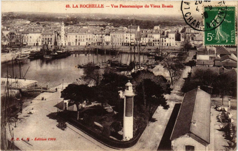 Carte postale ancienne La Rochelle Vue panoramique du Viuex Bassin à La Rochelle