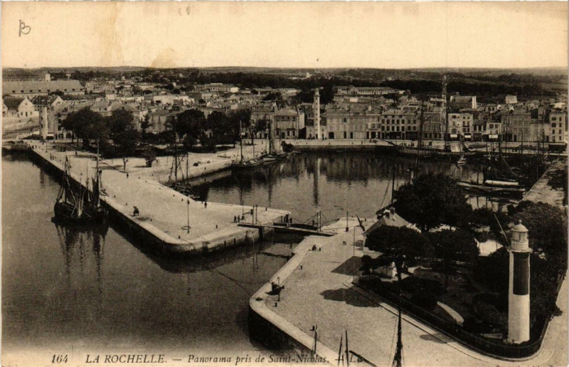 Carte postale ancienne La Rochelle Panorama pris de Saint-Nicolas à La Rochelle