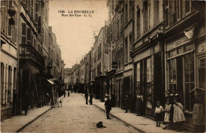Carte postale ancienne La Rochelle Rue Saint-Yon à La Rochelle