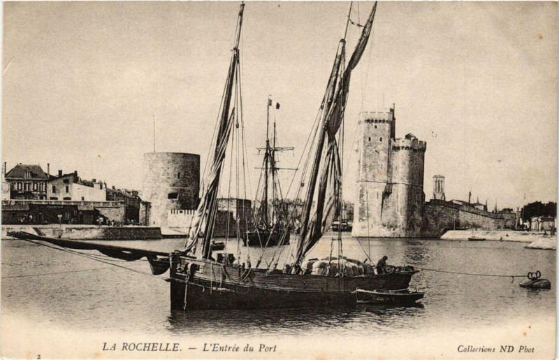 Carte postale ancienne La Rochelle Entrée du Port à La Rochelle
