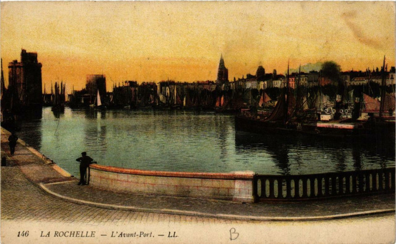 Carte postale ancienne La Rochelle Avant Port à La Rochelle