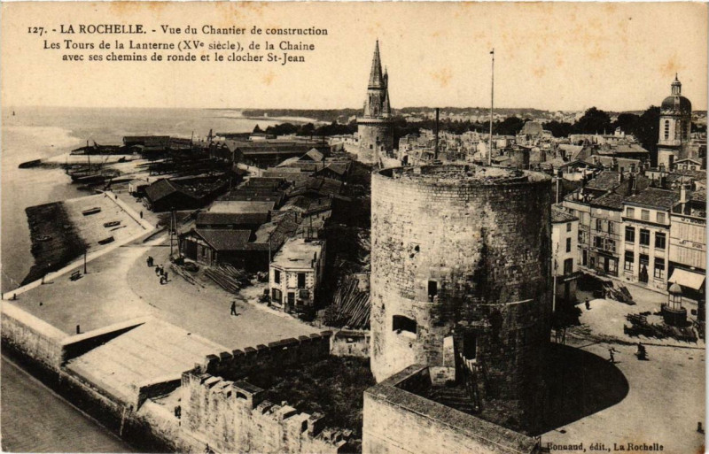 Carte postale ancienne La Rochelle Les Tours de la Lanterne à La Rochelle