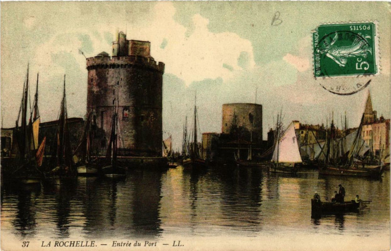 Carte postale ancienne La Rochelle Entrée du Port à La Rochelle